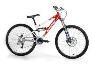 Banshee Rampant: A mountain bike with a sleek frame in white and red, featuring thick tires and disc brakes, shown from the side against a white background.