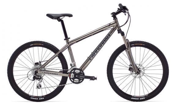 Cannondale F7: Image of a Cannondale mountain bike with a sleek silver frame, featuring front suspension, wide knobby tires, and a gear setup. The bike is positioned on a white background, highlighting its design and components.
