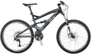 GT Force Carbon Pro: Mountain bike with a sleek gray frame, equipped with front suspension, wide tires, and multiple gears.