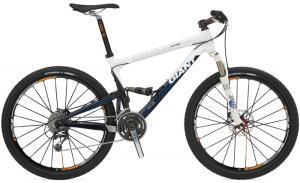 Giant Anthem Advanced: Mountain bike with a white and navy blue frame, equipped with front suspension, disc brakes, and a multi-speed gear system.