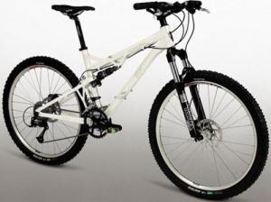 Iron Horse Azure Expert: Mountain bike with a white frame and black accents, featuring front suspension and disc brakes. The bike is positioned against a neutral background, showing off its design and components.