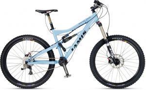 Jamis Dakar XAM II: A blue mountain bike with a sturdy frame, wide tires, and a front suspension fork, designed for off-road cycling.