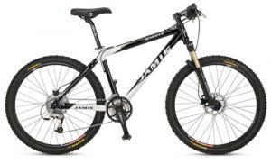 Jamis Dakota Sport: Black and white mountain bike with sturdy tires and a lightweight frame, featuring a suspension fork and adjustable seat.