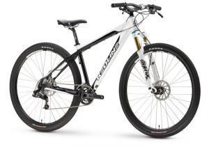 Redline d680: Alt text: A modern mountain bike in black and white, featuring thick tires, a lightweight frame, and disc brakes, positioned on a white background.
