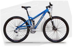 Turner Sultan: Mountain bike with a blue frame and rugged tires, positioned against a light gray background. The bike features front suspension and a multiple gear system, showcasing its design for off-road riding.