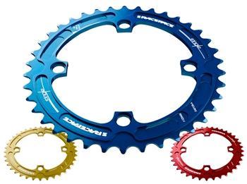 Race Face Single Chainring: A blue bicycle chainring with multiple teeth, accompanied by a smaller red chainring and a yellow chainring, arranged in a flat layout.