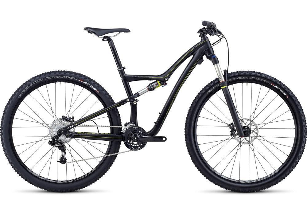 Specialized Rumor Comp: Mountain bike with a black frame, front suspension, and wide tires, positioned on a white background.