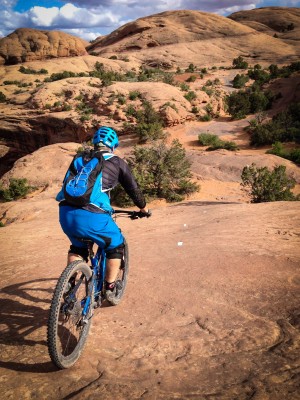 The backpack keeps center of gravity low, perfect for aggressive riding or steep descents