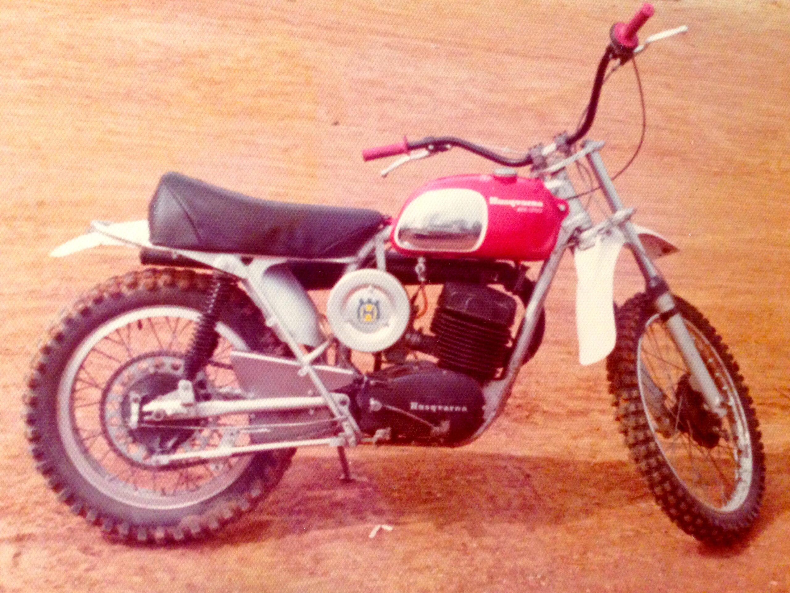 Yeti 575: Alt text: A vintage dirt bike with a red fuel tank and black seat, positioned on a dirt surface. The bike features knobby tires, a chrome exhaust, and handlebars with red grips.
