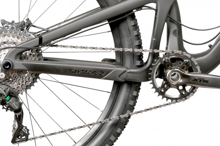 Alt tag: Close-up view of the drivetrain of a mountain bike featuring a Santa Cruz frame, Shimano XTR components, and a detailed gear setup including the chain, cassette, and derailleur.