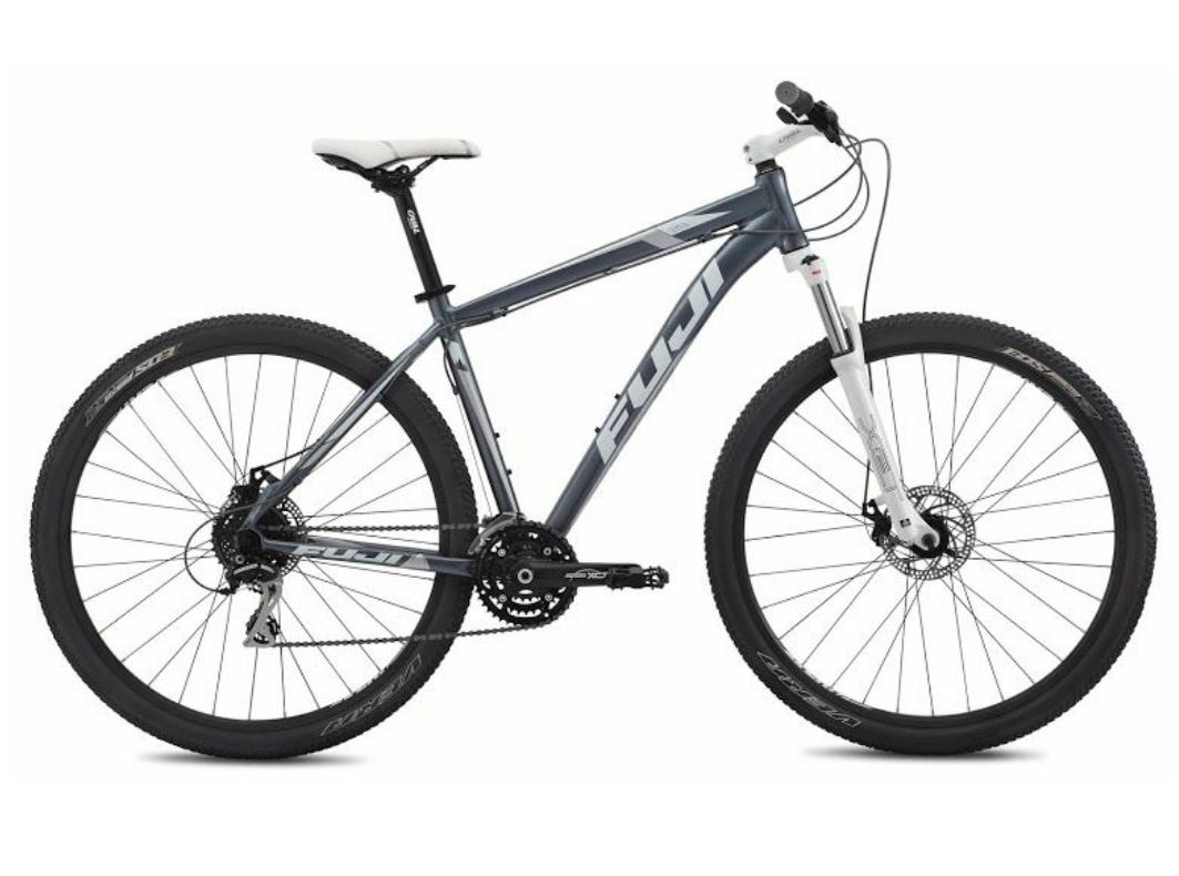 Fuji Nevada 29 1.7: Alt text: A gray Fuji mountain bike with a white seat, front suspension fork, and disc brakes, displayed against a white background.