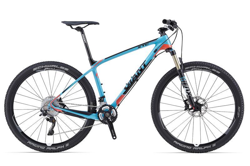 Giant XtC Advanced 27.5 3: Alt tag: "Side view of a blue and red mountain bike with a lightweight frame, front suspension, and disc brakes, displayed on a white background."