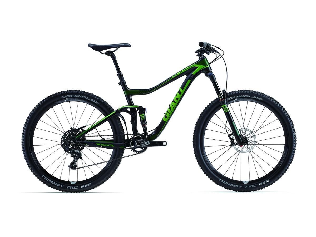 Giant Giant Trance Advanced 27.5 2: Mountain bike with a black and green frame, featuring thick tires and a front suspension fork. The bike is positioned on a white background, showcasing its design and components.