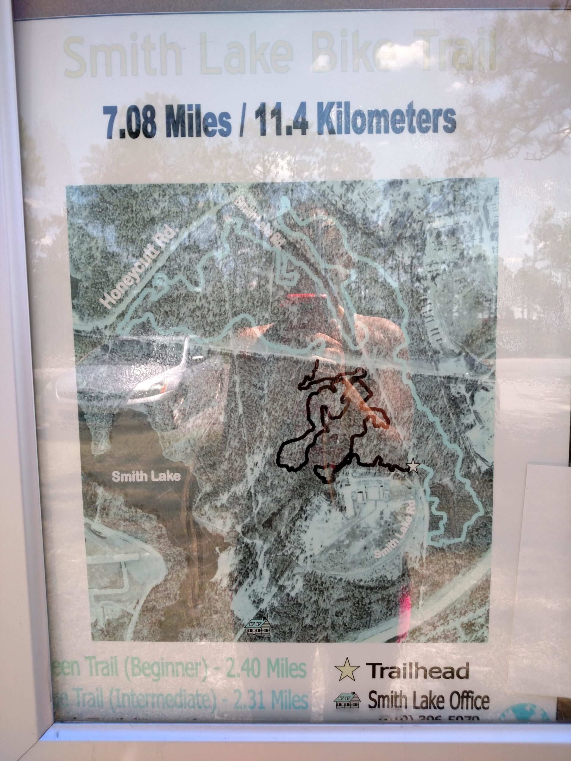 Map of the Smith Lake Bike Trail, highlighting a total distance of 7.08 miles (11.4 kilometers). The map features various trails marked for beginner and intermediate levels, with a highlighted trail that includes Honeycutt Road and surrounding areas near Smith Lake. Smith Lake mountain bike trail.