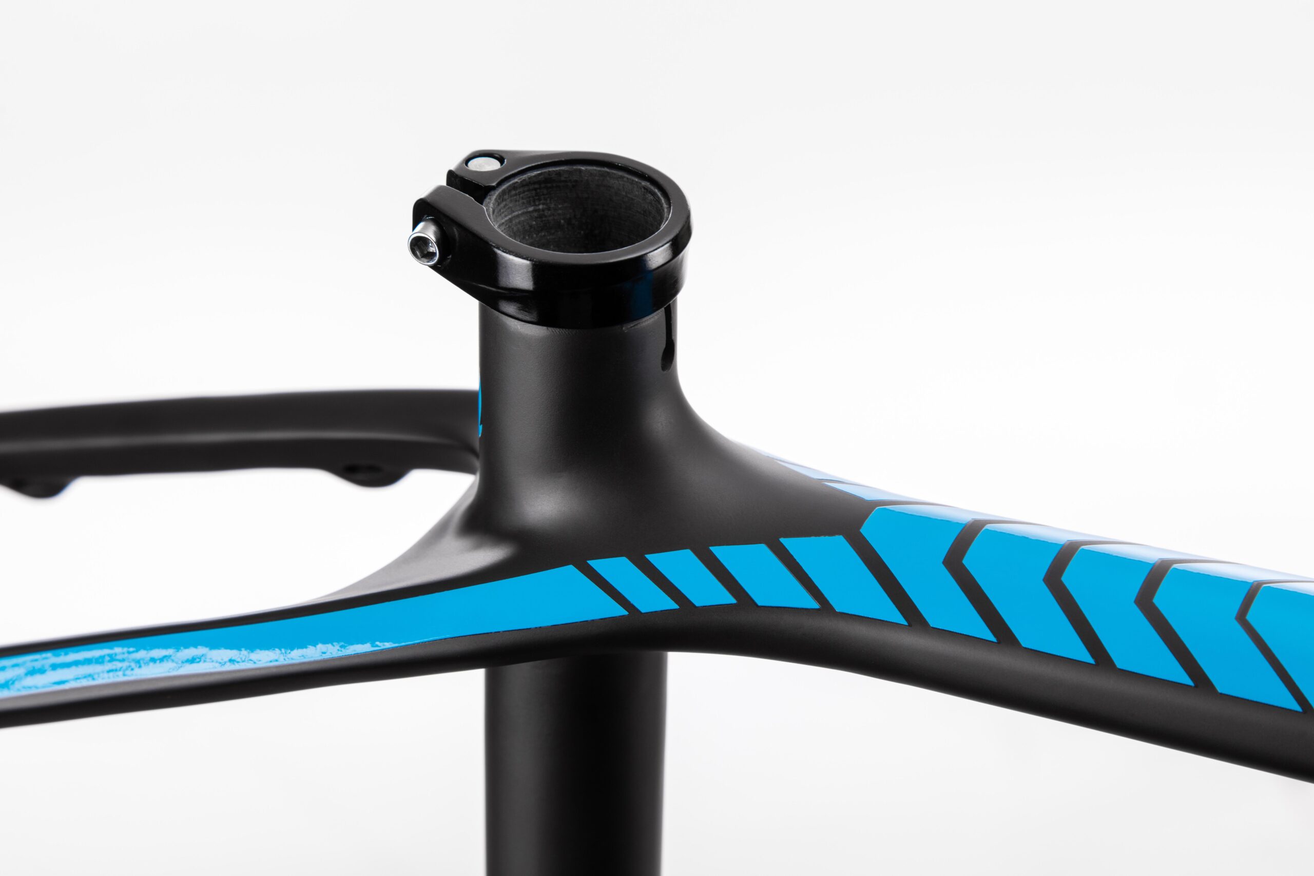 Pivot LES 27.5: Close-up view of a black bicycle frame with blue geometric design elements. The image focuses on the top tube and seat post area, showcasing the sleek design and finish of the frame.