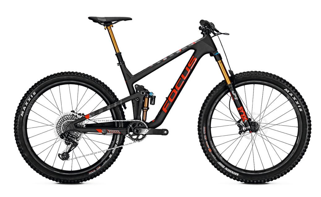 Focus Jam 29: Alt text: A black and orange mountain bike featuring a lightweight carbon frame, front suspension fork, and wide tires, displayed against a white background.