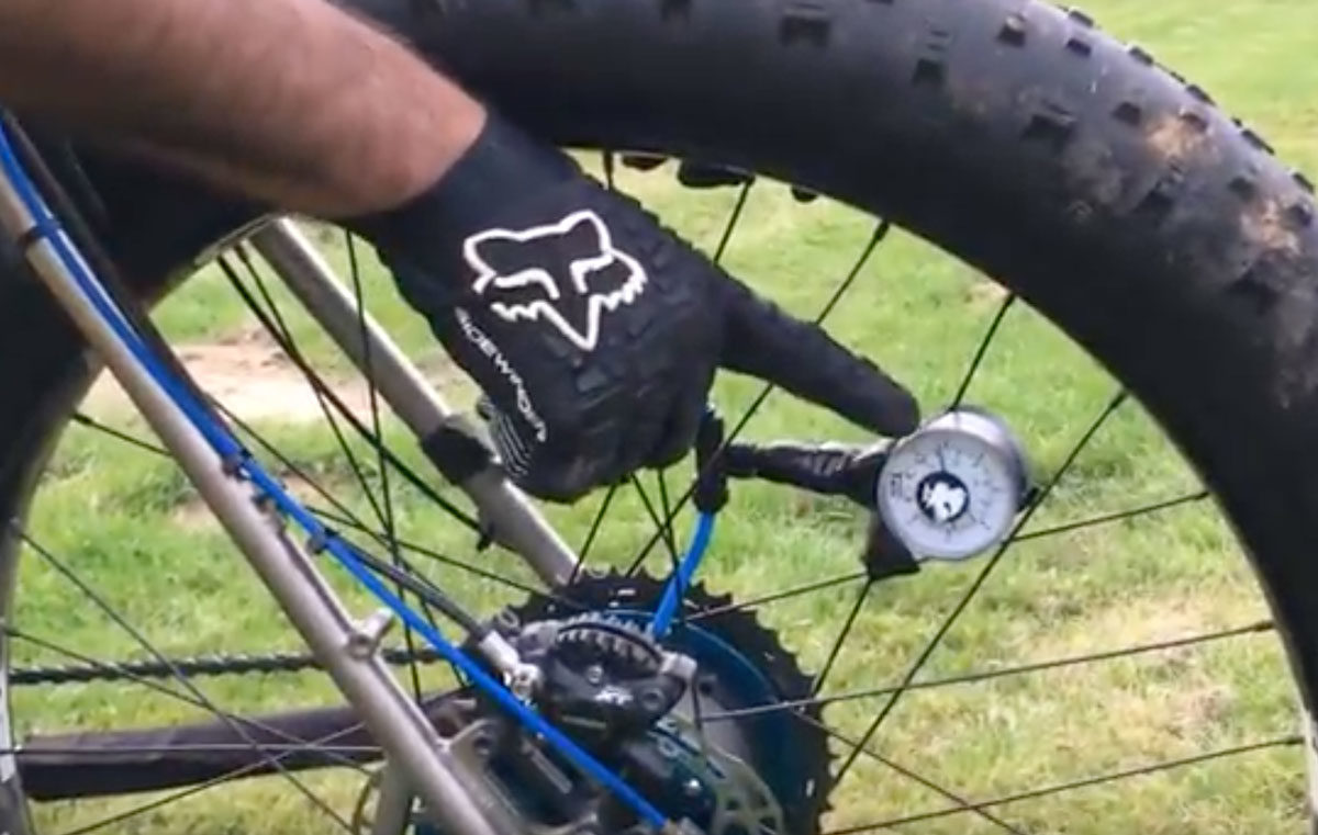 WhiteCrow hub inflates / deflates bike tire at push of a button