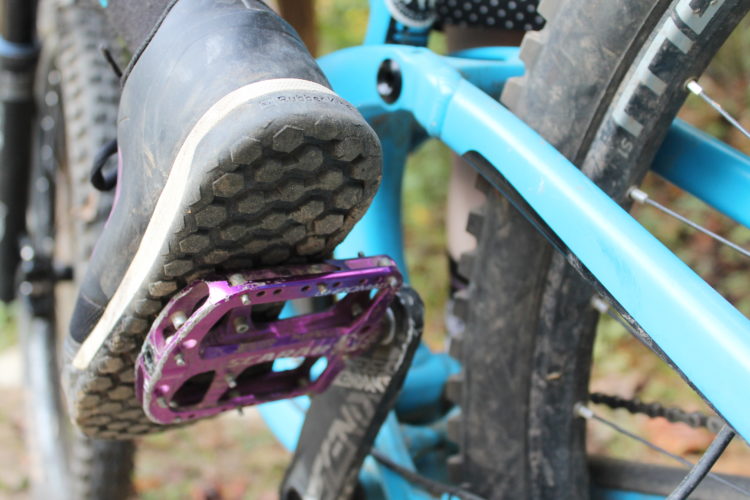 The Ride Concepts Skyline Women's Flat Pedal Mountain Bike Shoe Stirs