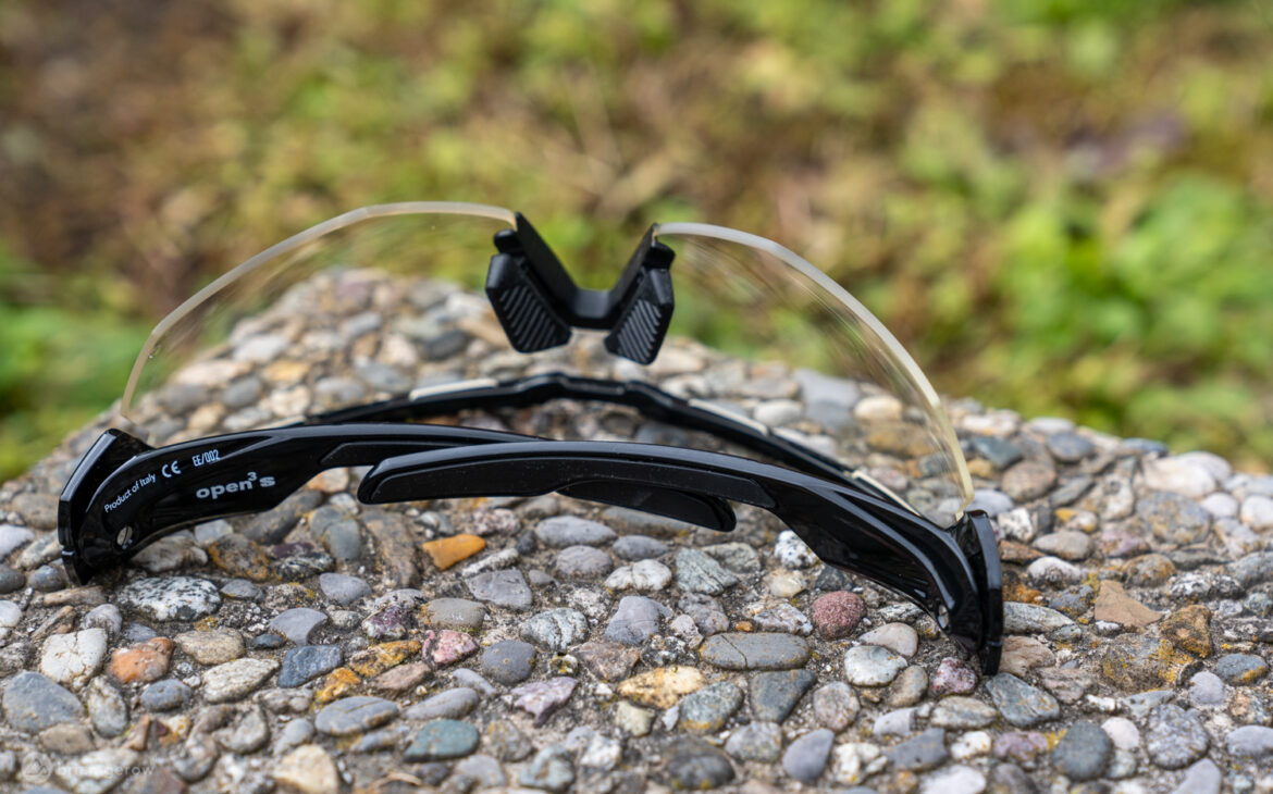 koo-open-cube-cycling-glasses-clear-folded